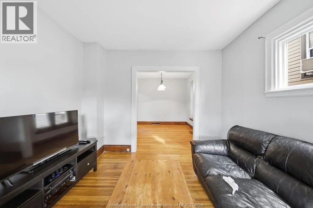 1046 LINCOLN