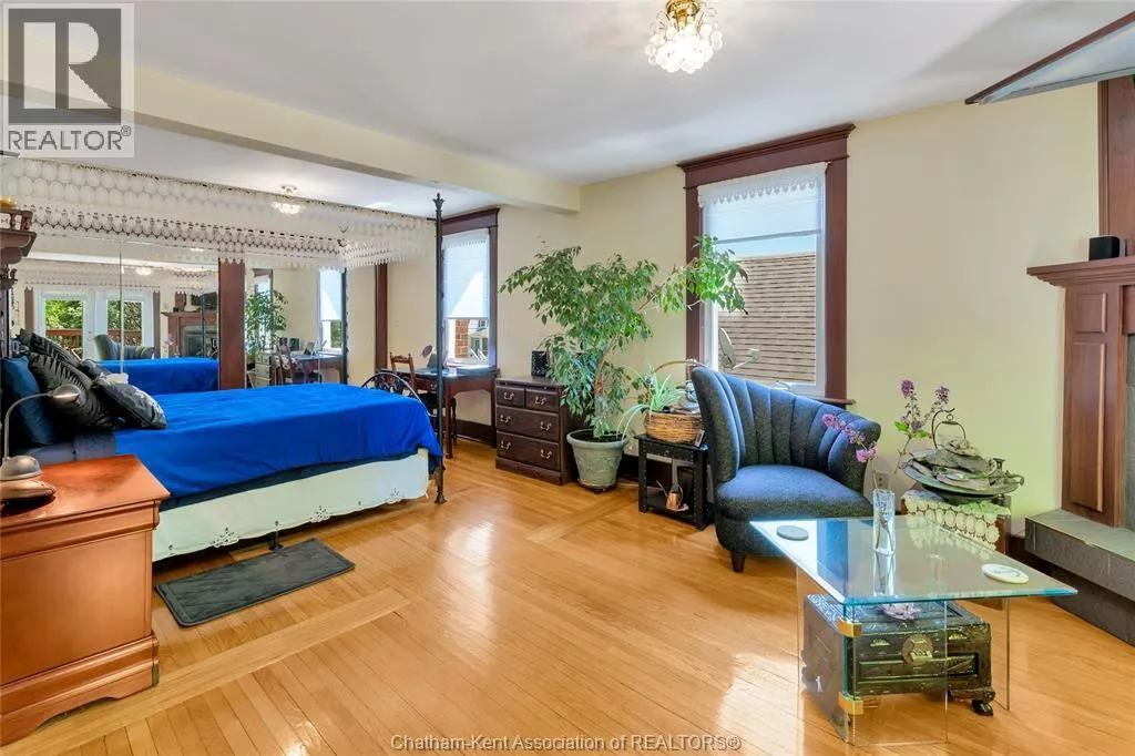 82 Robertson AVENUE