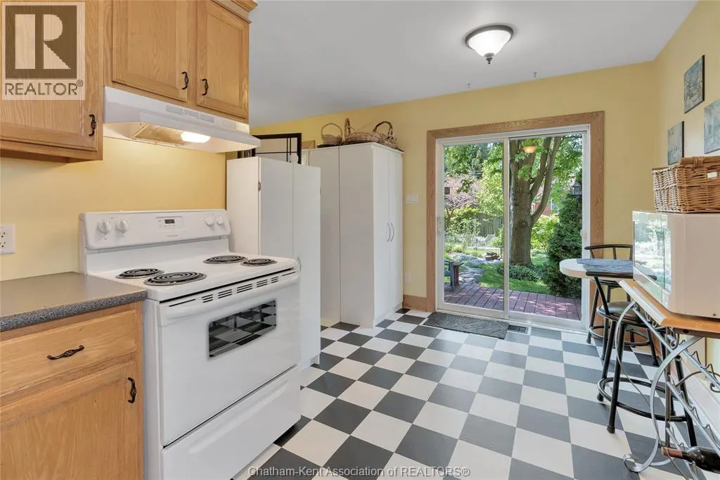 82 Robertson AVENUE