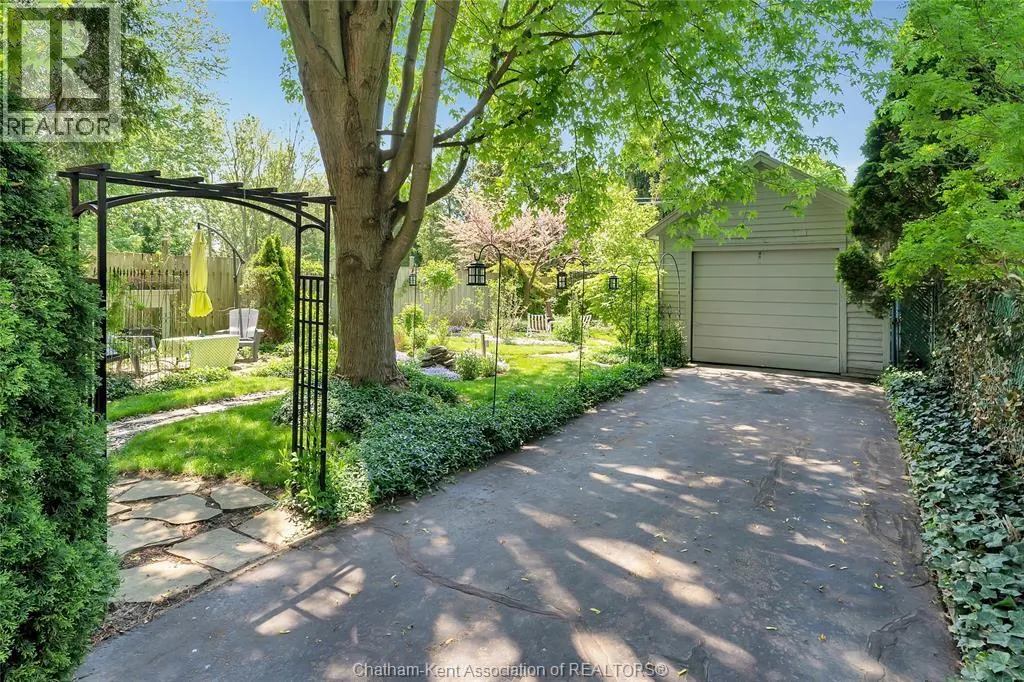 82 Robertson AVENUE