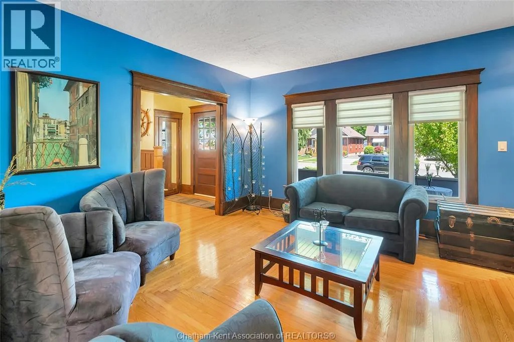 82 Robertson AVENUE