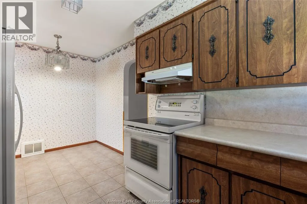 8273 Menard