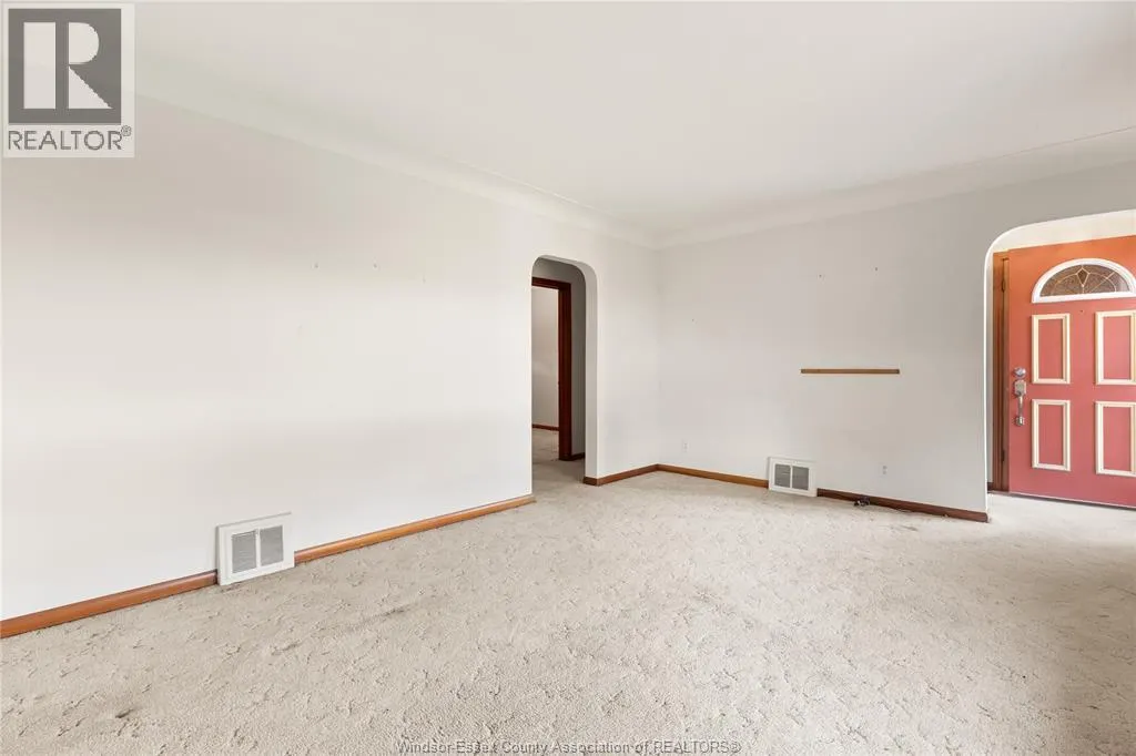 8273 Menard