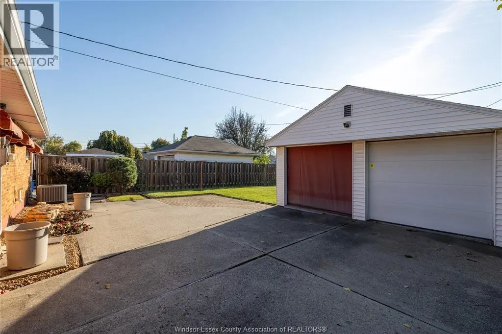 8273 Menard