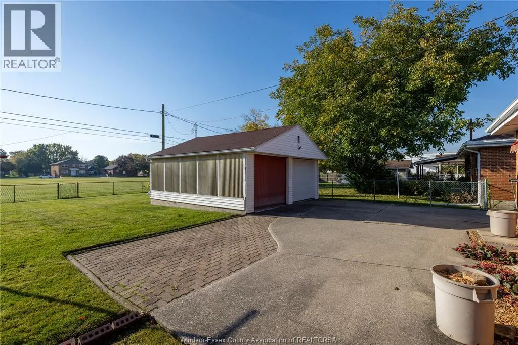 8273 Menard