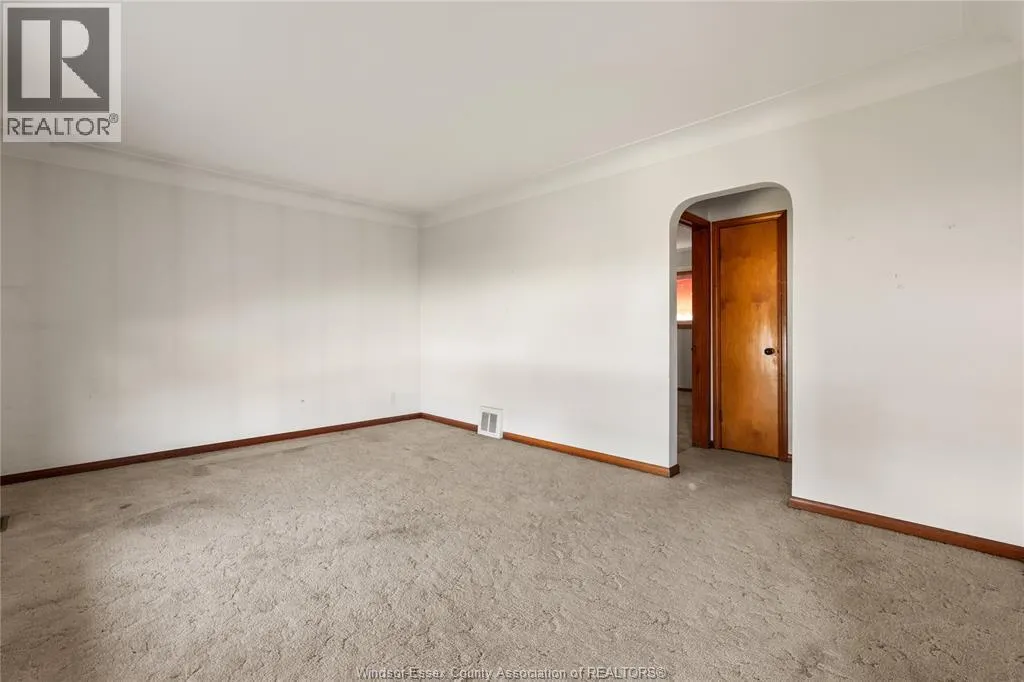8273 Menard