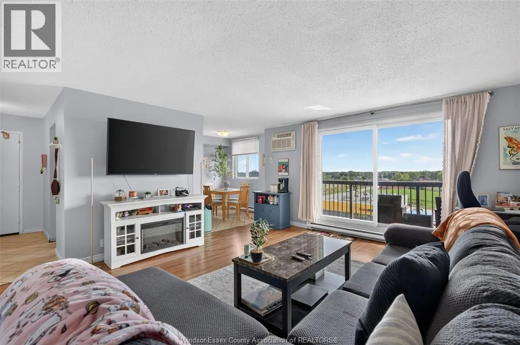 3936 WYANDOTTE STREET East Unit# 810