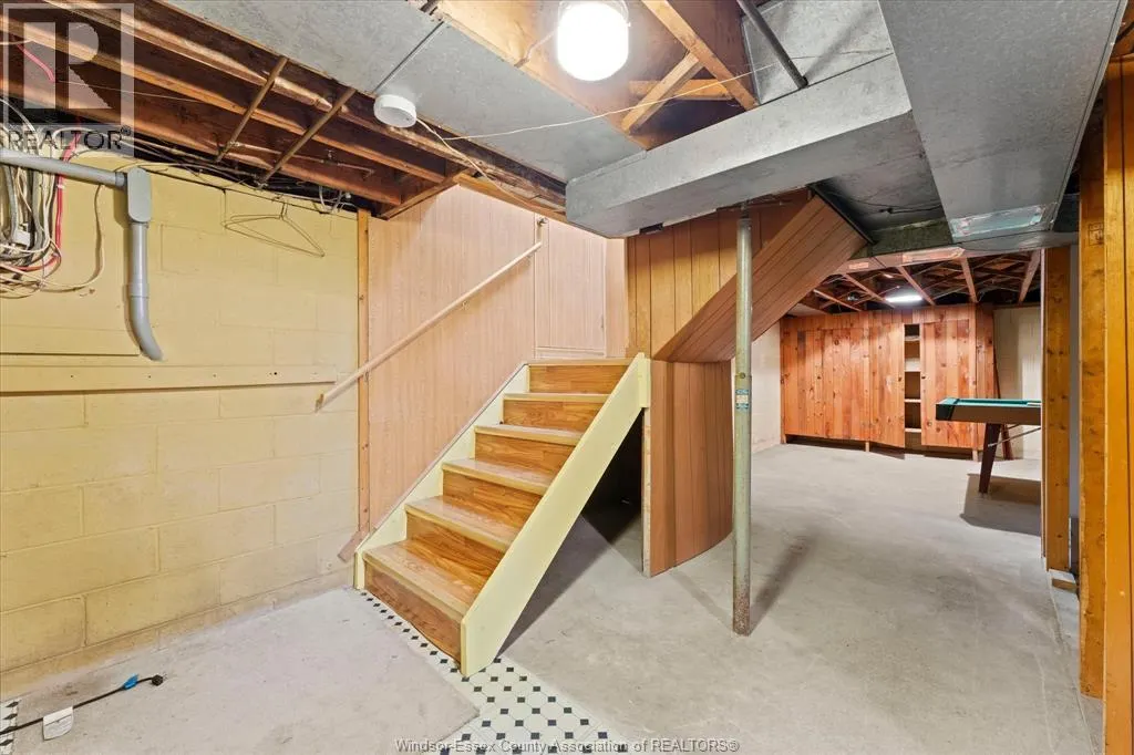 990 SCOFIELD AVENUE
