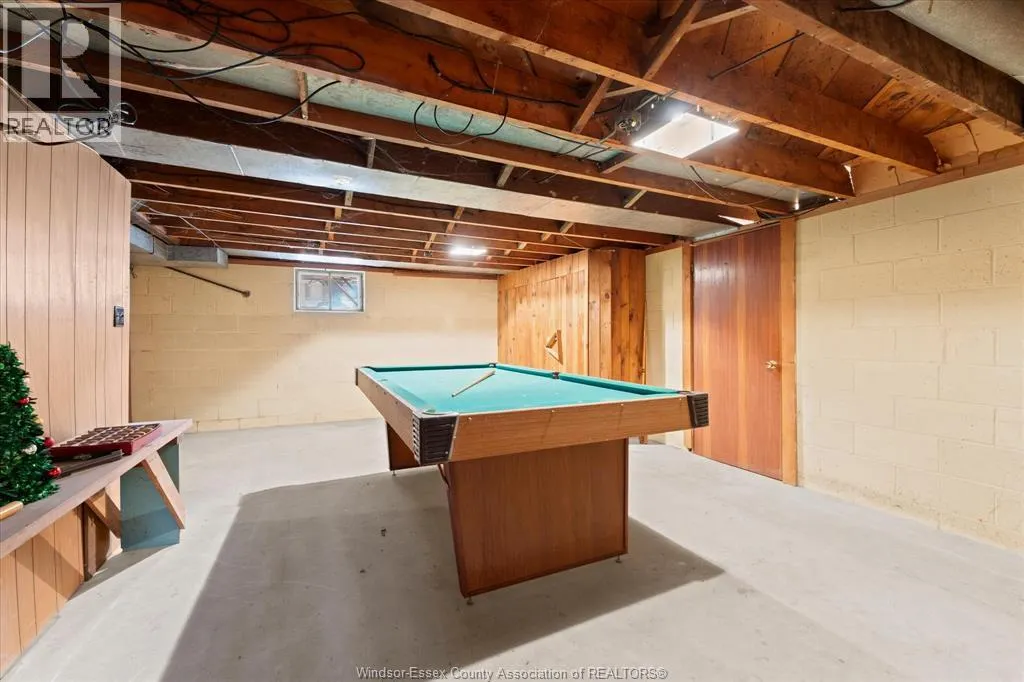 990 SCOFIELD AVENUE