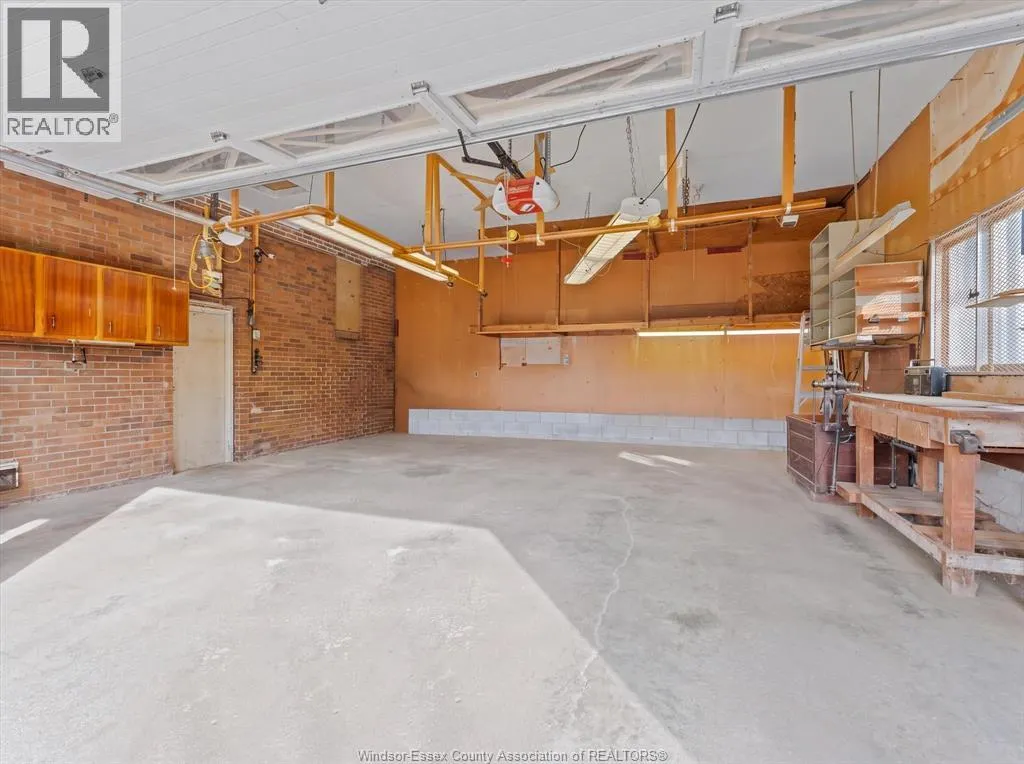990 SCOFIELD AVENUE