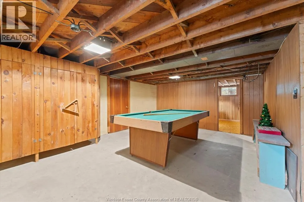 990 SCOFIELD AVENUE