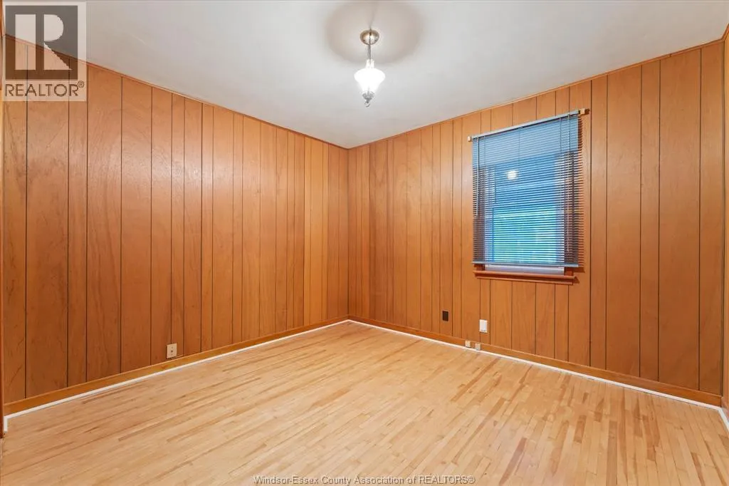990 SCOFIELD AVENUE