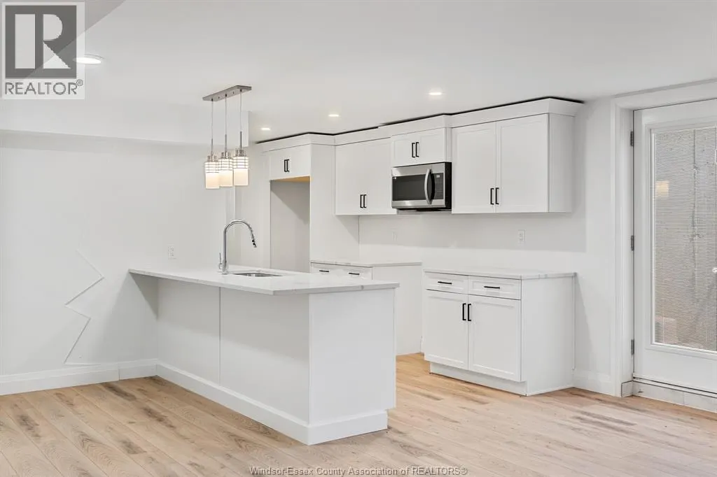 261 Livingstone CRESCENT Unit# B (LOWER)