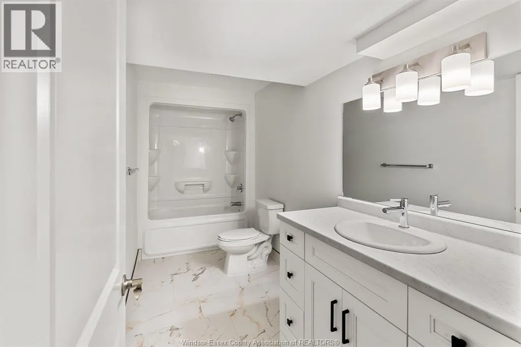 261 Livingstone CRESCENT Unit# B (LOWER)