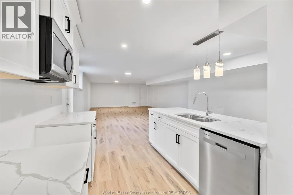 261 Livingstone CRESCENT Unit# B (LOWER)