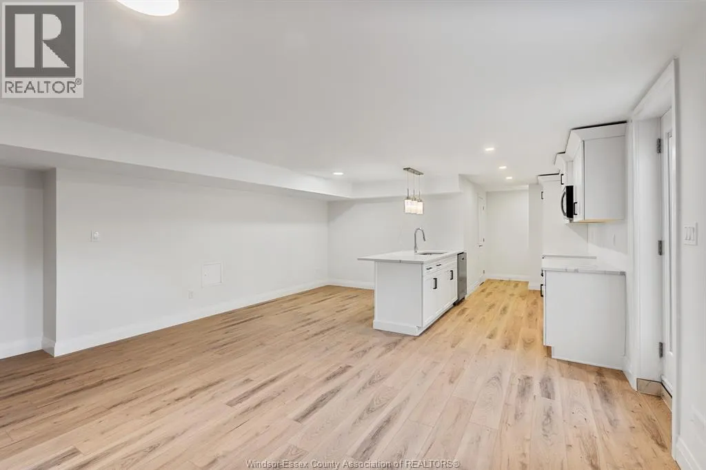 261 Livingstone CRESCENT Unit# B (LOWER)