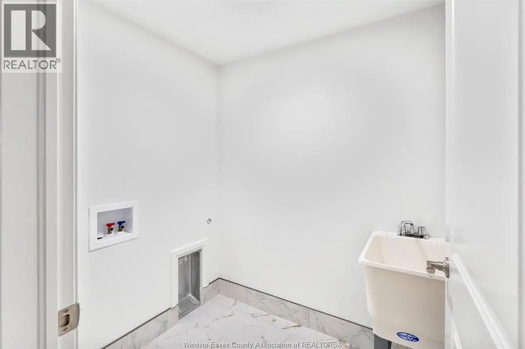 261 Livingstone CRESCENT Unit# B (LOWER)