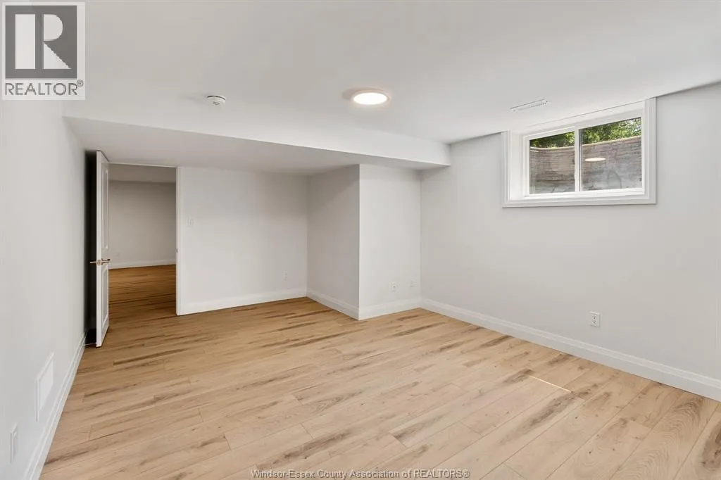 261 Livingstone CRESCENT Unit# B (LOWER)
