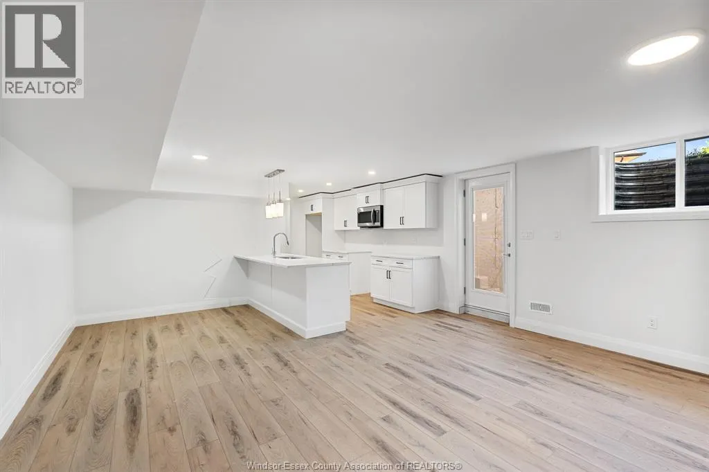 261 Livingstone CRESCENT Unit# B (LOWER)
