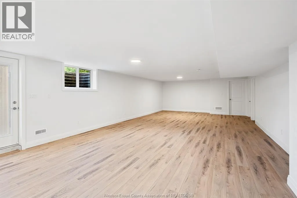261 Livingstone CRESCENT Unit# B (LOWER)