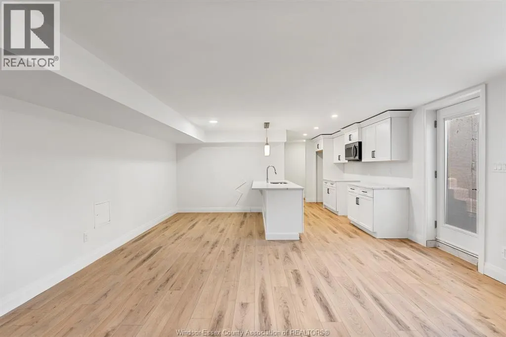 261 Livingstone CRESCENT Unit# B (LOWER)