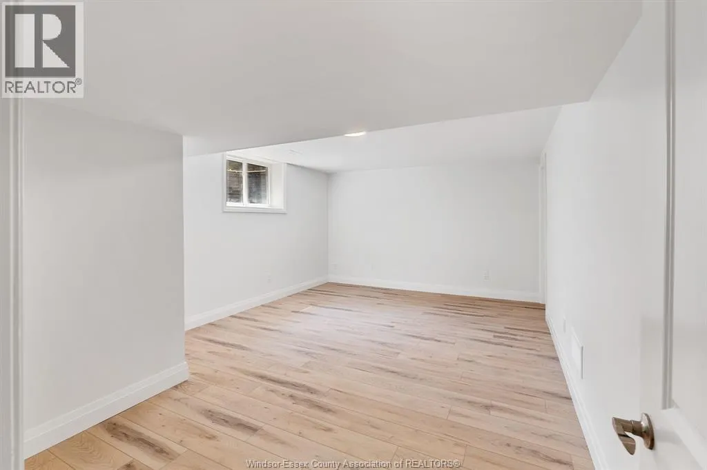 261 Livingstone CRESCENT Unit# B (LOWER)