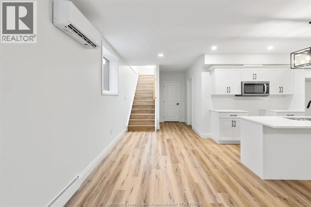 150 McLellan AVENUE Unit# B (LOWER)