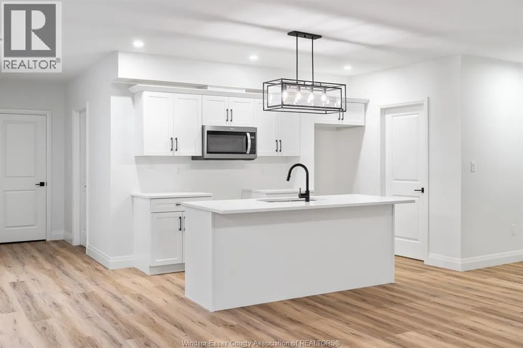 150 McLellan AVENUE Unit# B (LOWER)