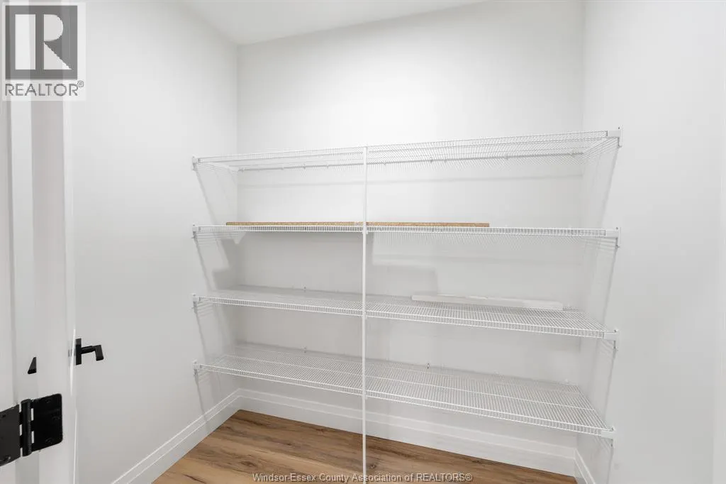 150 McLellan AVENUE Unit# B (LOWER)