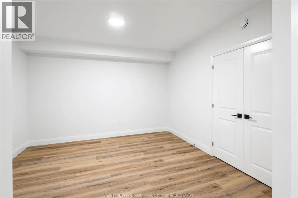 150 McLellan AVENUE Unit# B (LOWER)
