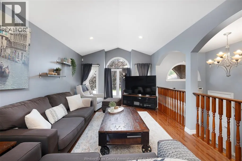 1131 KING LOUIS St.
