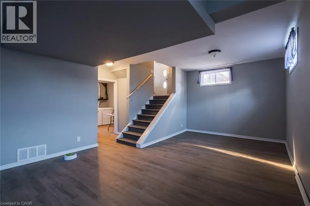404 QUEENSWAY W