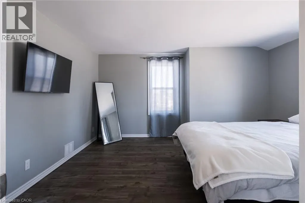 404 QUEENSWAY W
