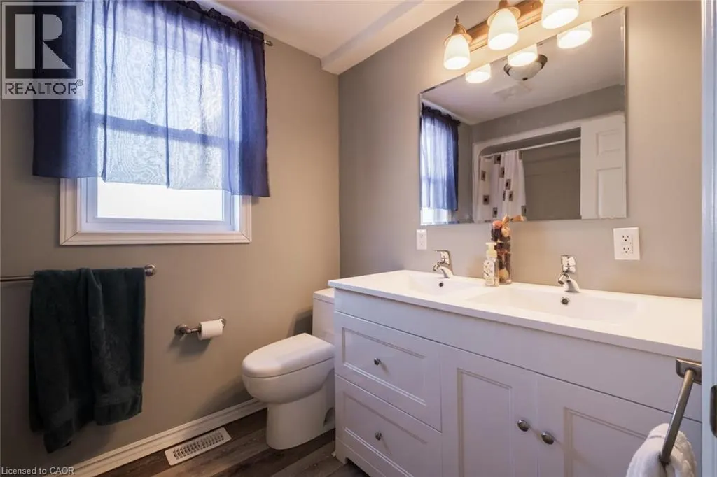 404 QUEENSWAY W