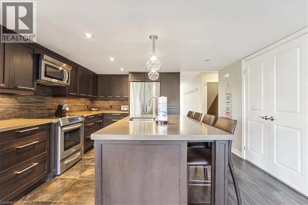 120 FAIRWAY Court Unit# 218, #218