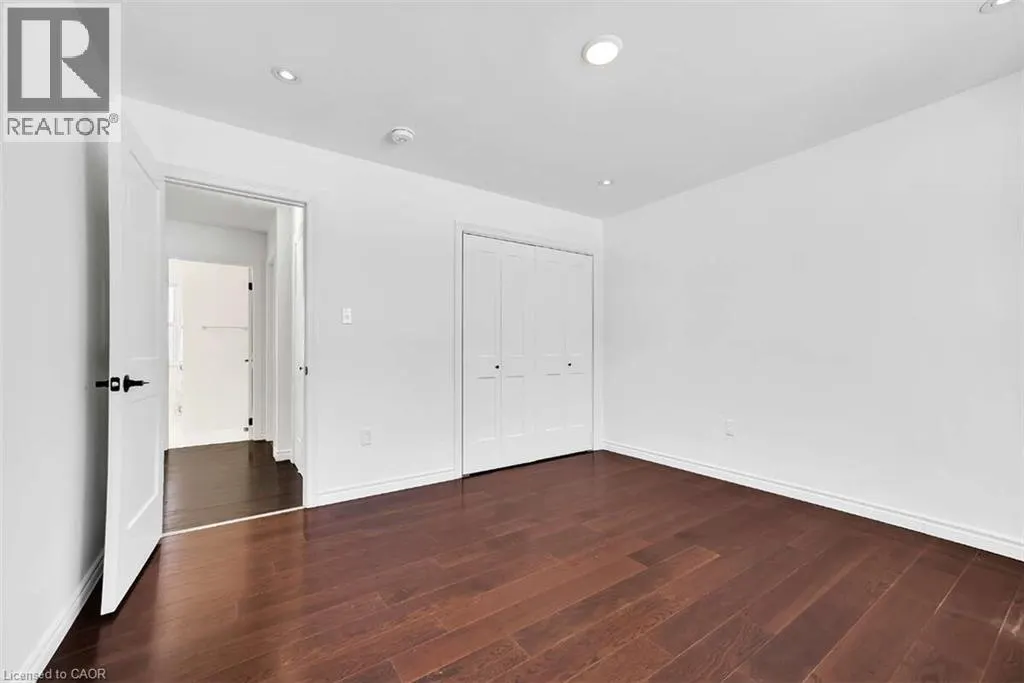 123 LIVINGWOOD Crescent