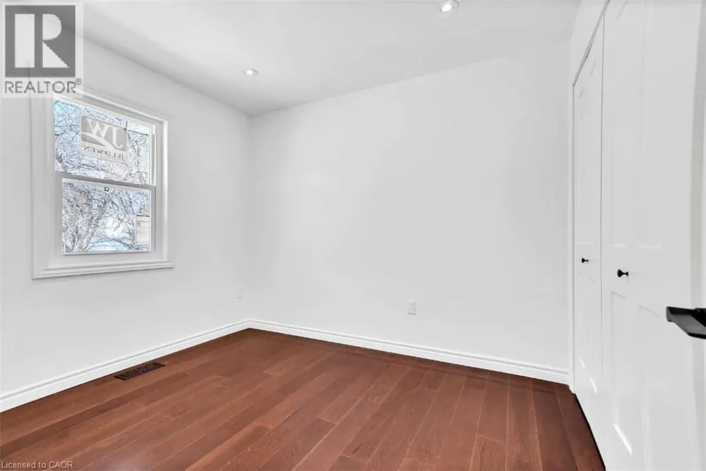 123 LIVINGWOOD Crescent