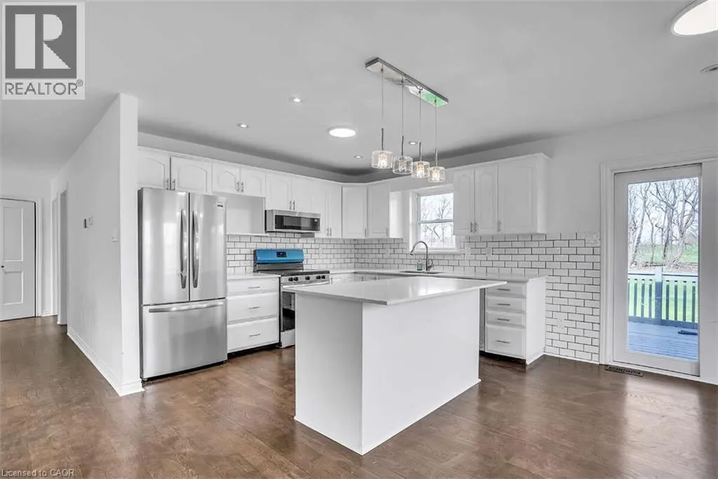 123 LIVINGWOOD Crescent
