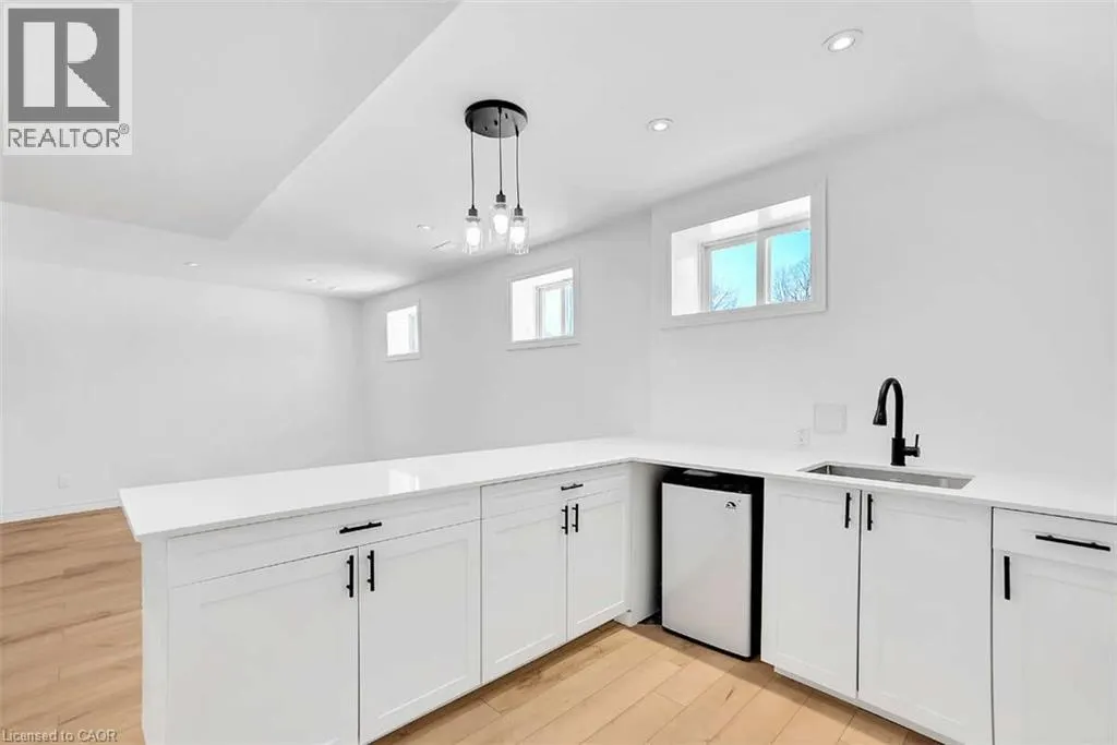 123 LIVINGWOOD Crescent