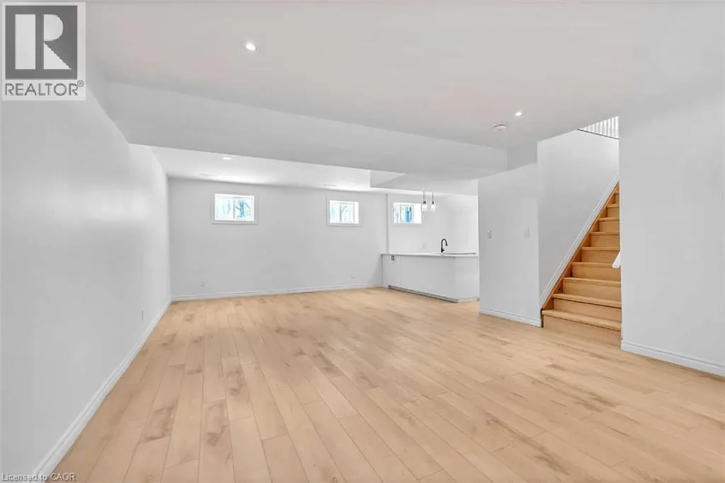 123 LIVINGWOOD Crescent