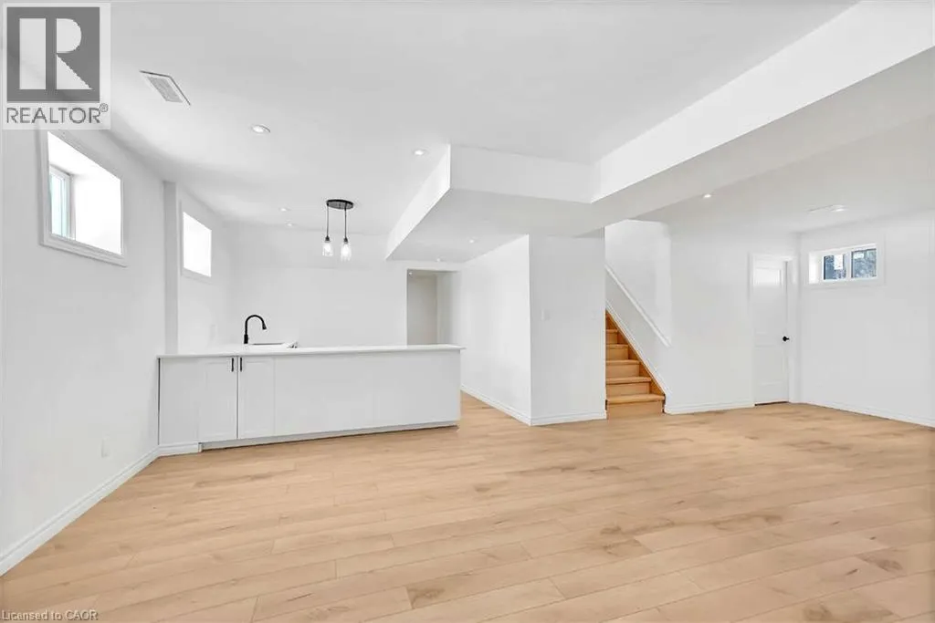 123 LIVINGWOOD Crescent