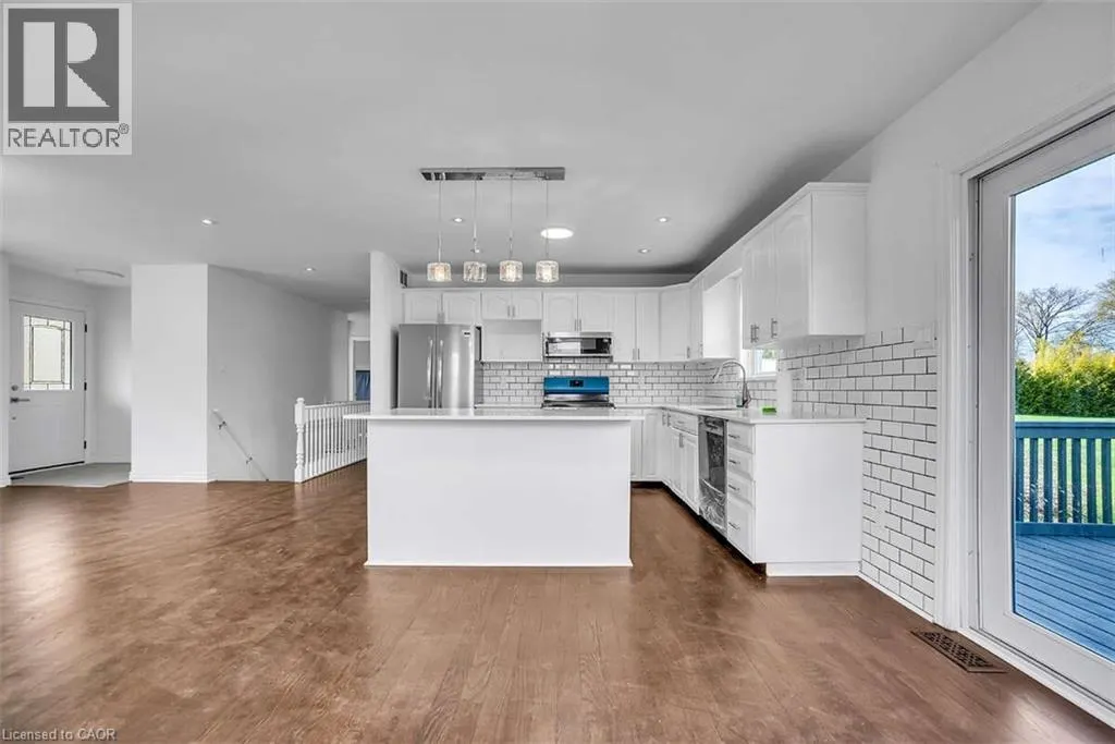 123 LIVINGWOOD Crescent