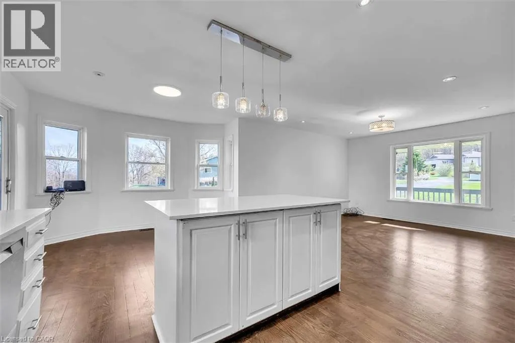123 LIVINGWOOD Crescent