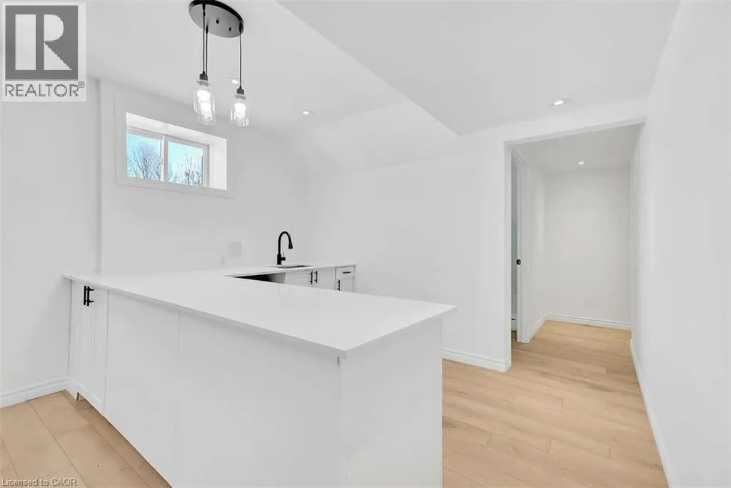 123 LIVINGWOOD Crescent