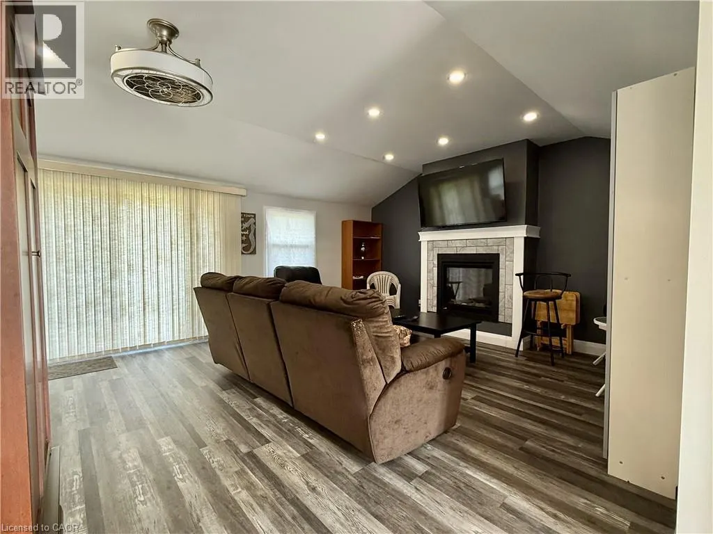 20 4TH Avenue