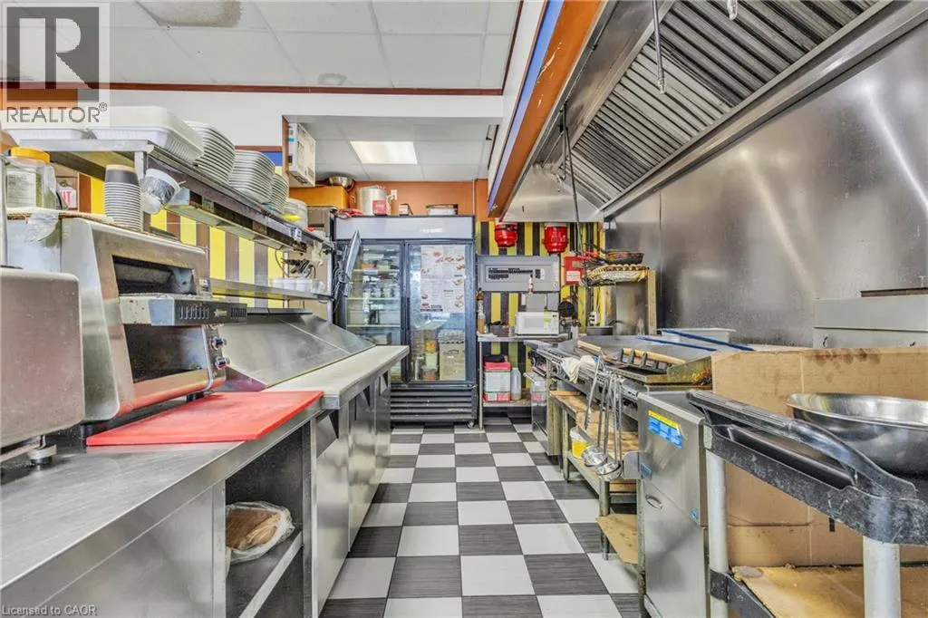 156 DUNDAS Street E