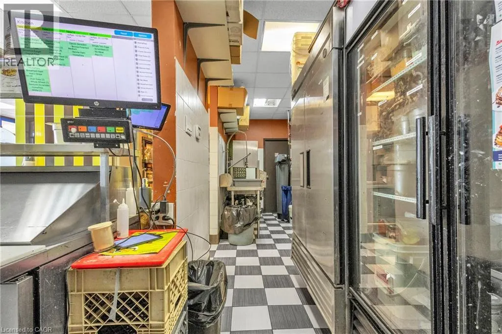 156 DUNDAS Street E
