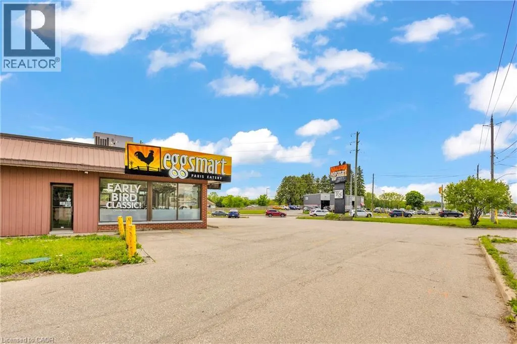 156 DUNDAS Street E