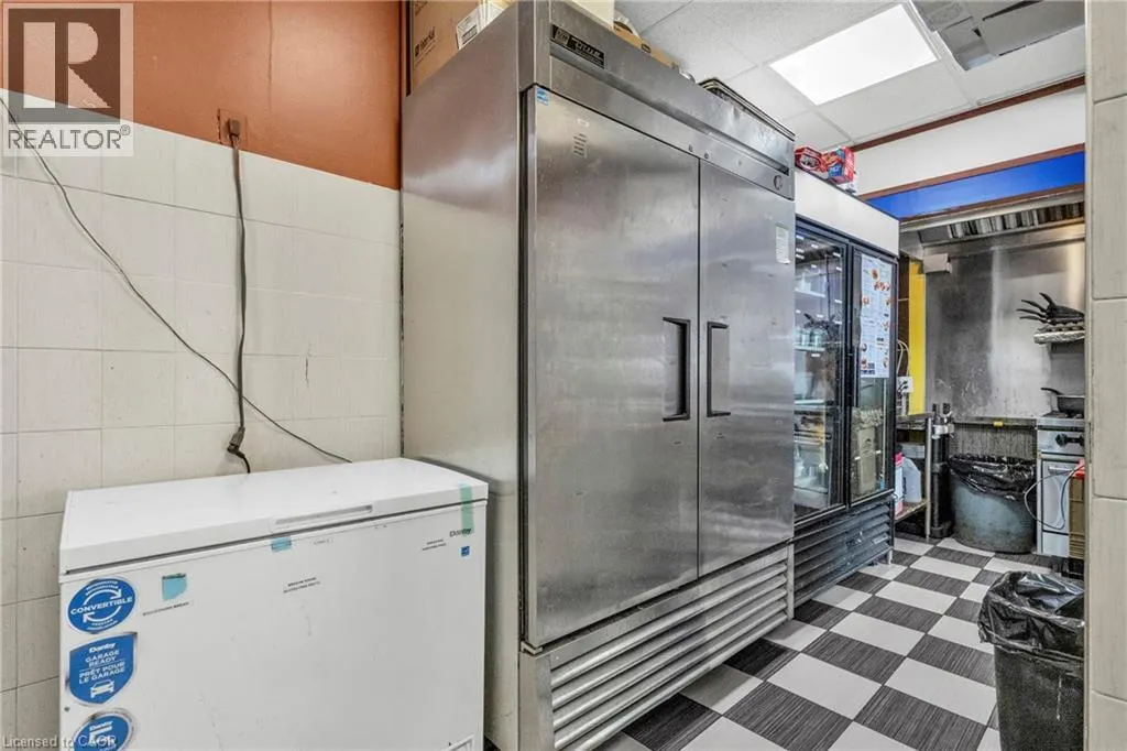156 DUNDAS Street E