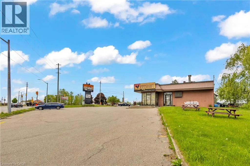 156 DUNDAS Street E